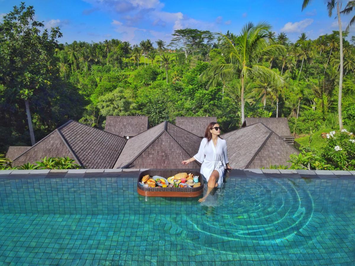 Hotel Tejaprana Bisma - Chse Certified Ubud Exteriér fotografie Floating breakfast at Alila Villas Uluwatu, Bali, Indonesia