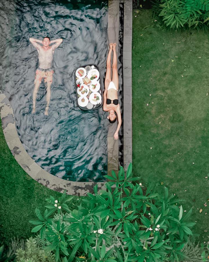 Hotel Tejaprana Bisma - Chse Certified Ubud Exteriér fotografie A woman sunbathing in a swimming pool