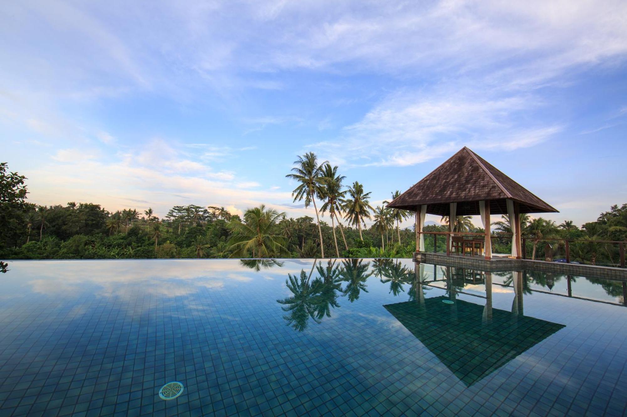 Hotel Tejaprana Bisma - Chse Certified Ubud Exteriér fotografie An infinity pool in Bali, Indonesia