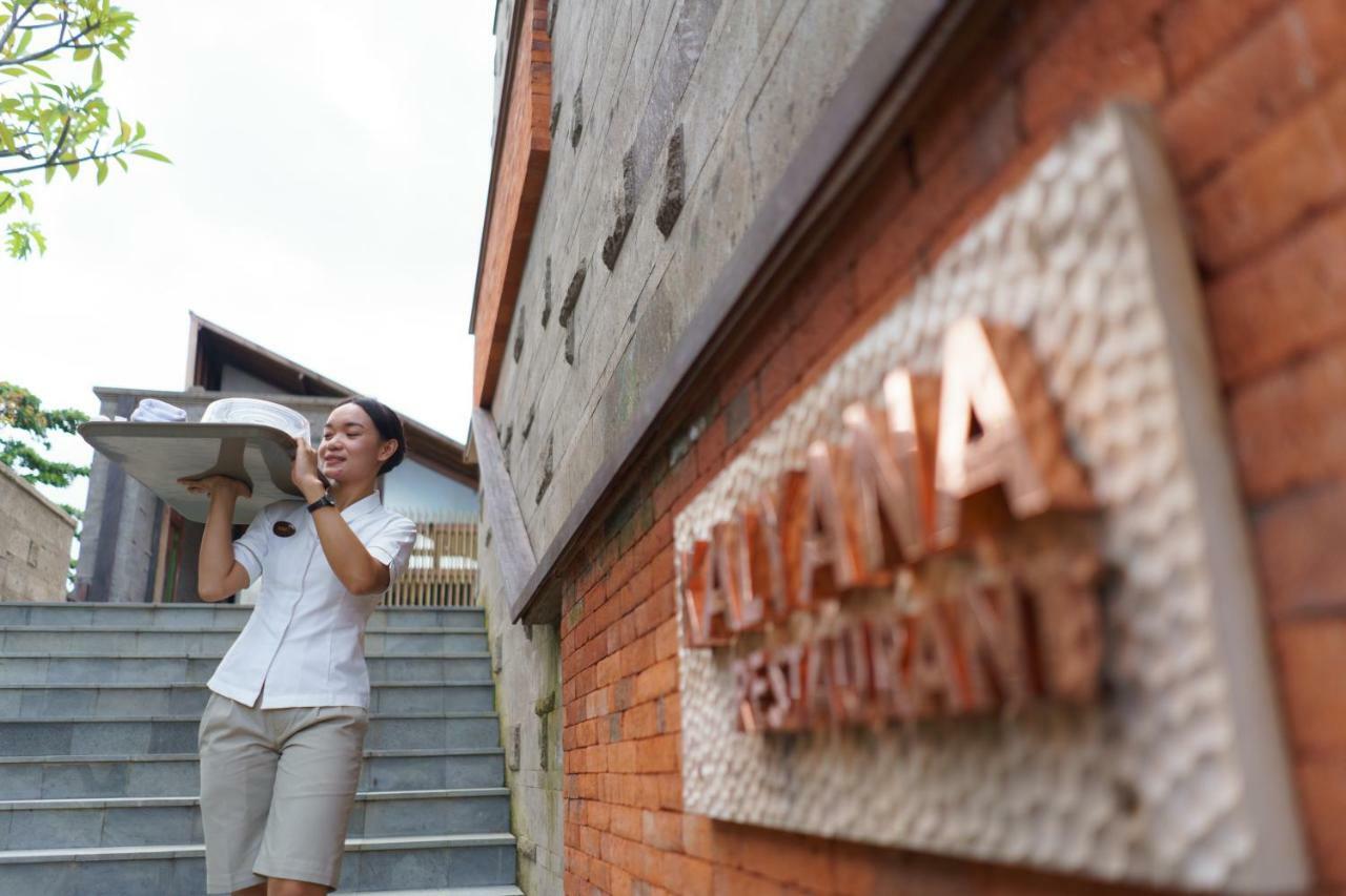 Hotel Tejaprana Bisma - Chse Certified Ubud Exteriér fotografie A staff member at the entrance of the museum